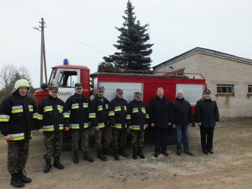 Pirmiesiems Anykščių rajono ugniagesiams savanoriams įteikti savanorio ugniagesio ženklai